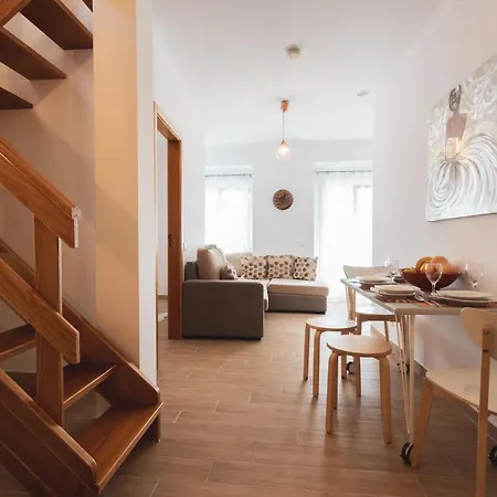 Houses 16: Charming In דירה